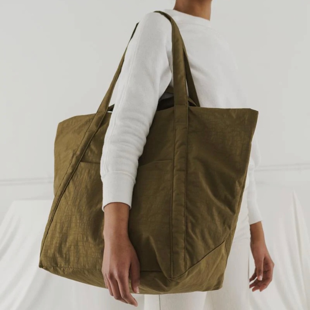 Baggu large travel cloud tote bag.